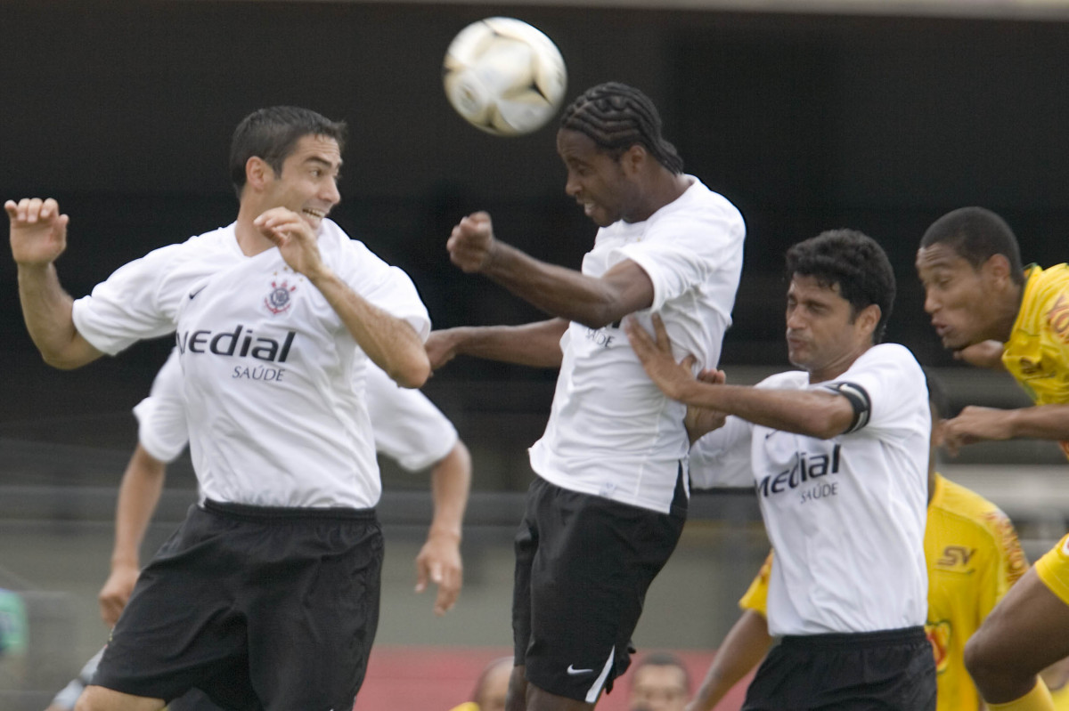 SP - CORINTHIANS X MIRASSOL - ESPORTES - Os jogadores Chico(e) Lima(c) e William, durante partida vlida pelo Campeonato Paulista 2008, primeiro turno, realizada no estdio do Morumbi, neste sbado a tarde
