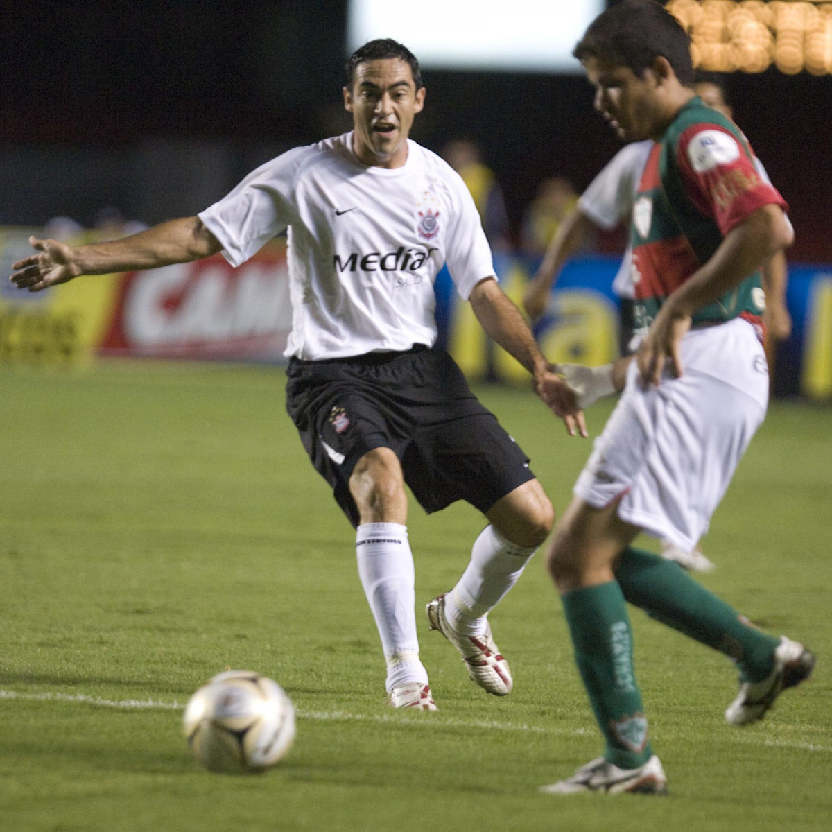 Campeonato Brasileiro de 2008, 1o. turno; Corinthians x Portuguesa; Na foto, o(s) jogador(es) Chico e Osmar(d) disputando um lance durante a partida; estdio do Morumbi, zona sul de So Paulo