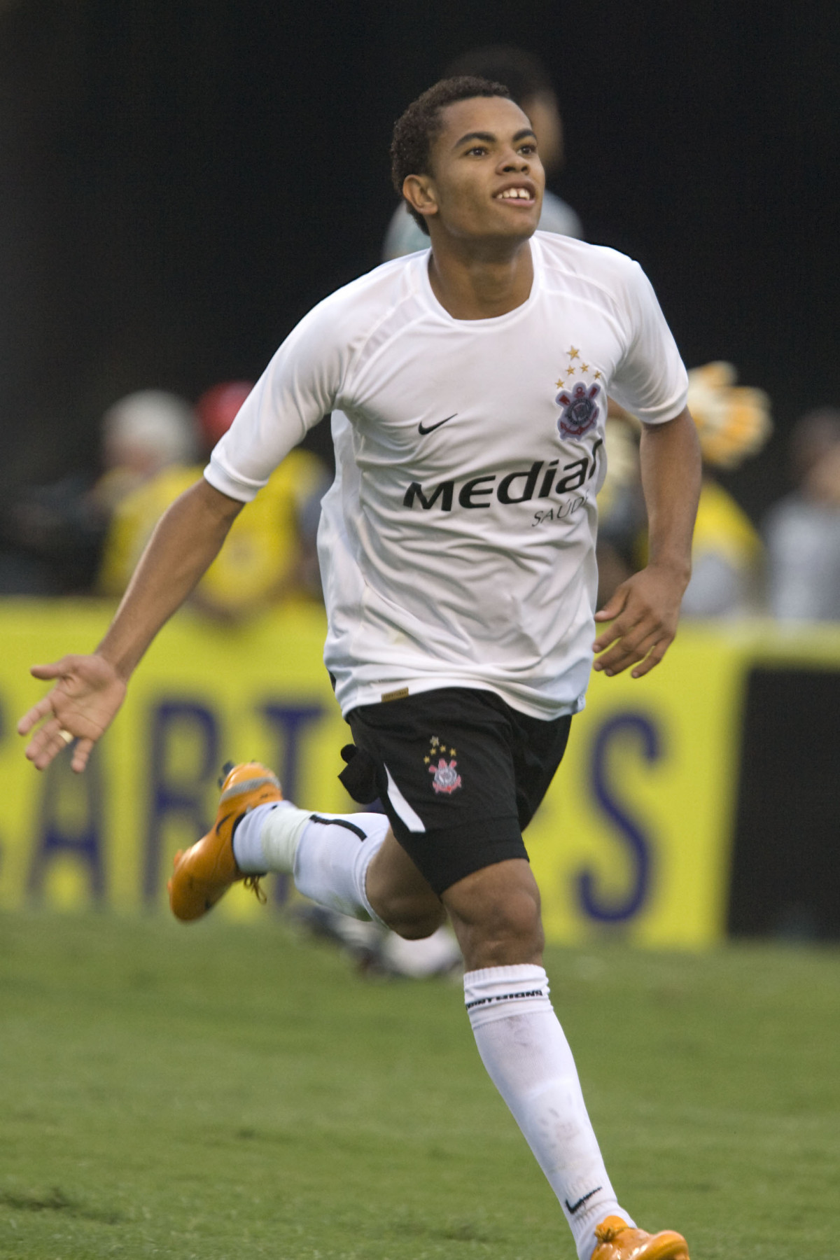 Dentinho comemora seu segundo gol, durante partida vlida pelo Campeonato Paulista 2008, primeiro turno, realizada no estdio do Morumbi, zona sul de So Paulo, neste domingo a tarde