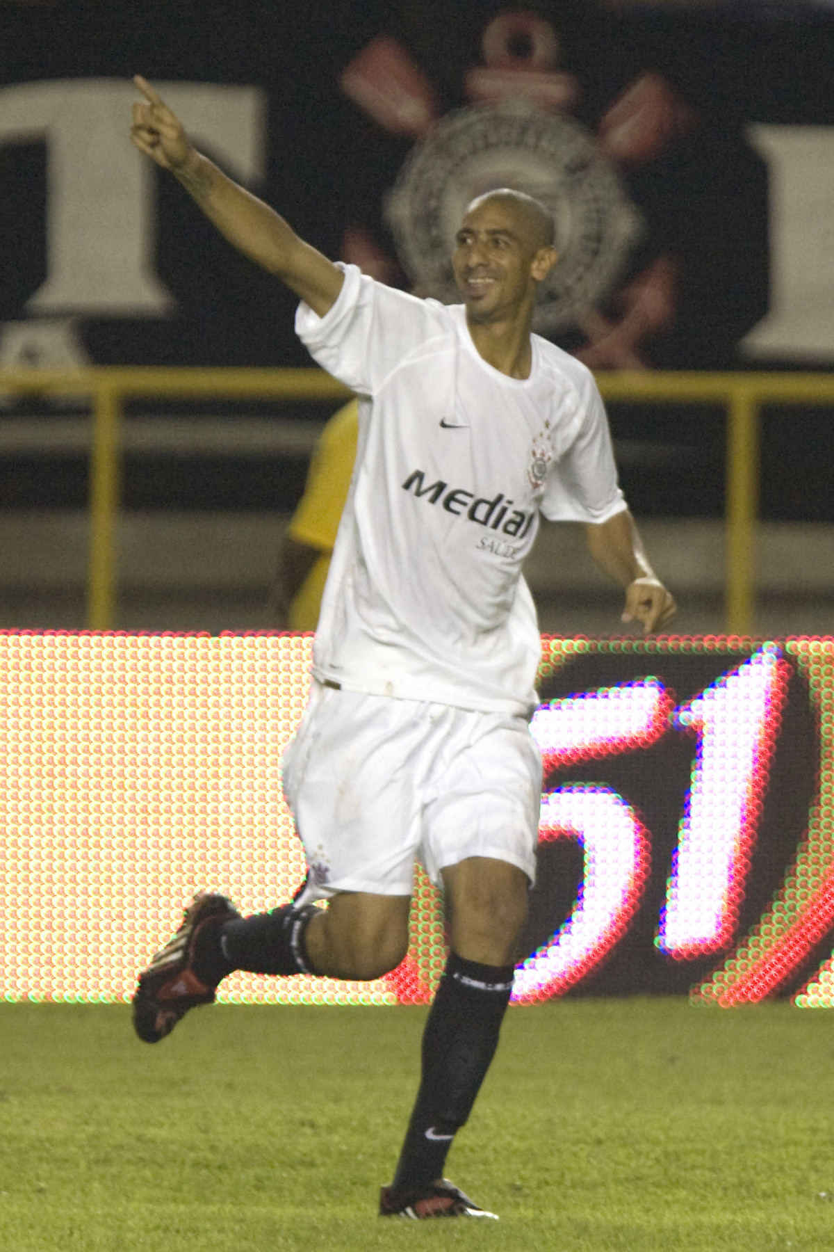 Acosta comemora seu gol, o segundo do Corinthians, durante partida vlida pela Copa do Brasil 2008, segunda fase, realizada no estdio Castelo, em Fortaleza, nesta quarta-feira, dia 19/03, a noite