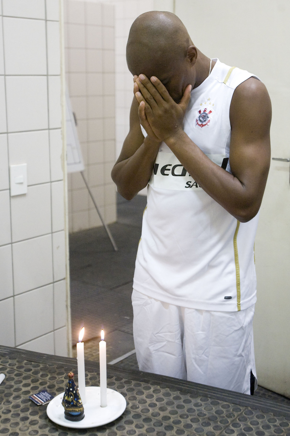 Carlos Alberto rezando nos vestirios antes da partida vlida pela Copa do Brasil 2008, segunda fase, realizada no estdio Castelo, em Fortaleza, nesta quarta-feira, dia 19/03, a noite