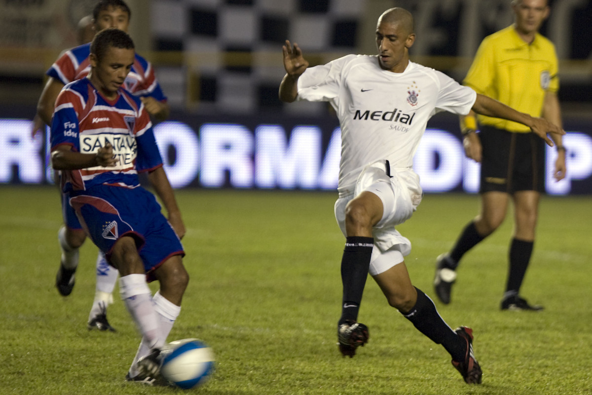 Leandro e Acosta(d), durante partida vlida pela Copa do Brasil 2008, segunda fase, realizada no estdio Castelo, em Fortaleza, nesta quarta-feira, dia 19/03, a noite
