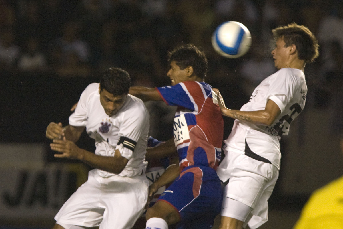 William(e) erandir e Fabio Ferreira, durante partida vlida pela Copa do Brasil 2008, segunda fase, realizada no estdio Castelo, em Fortaleza, nesta quarta-feira, dia 19/03, a noite