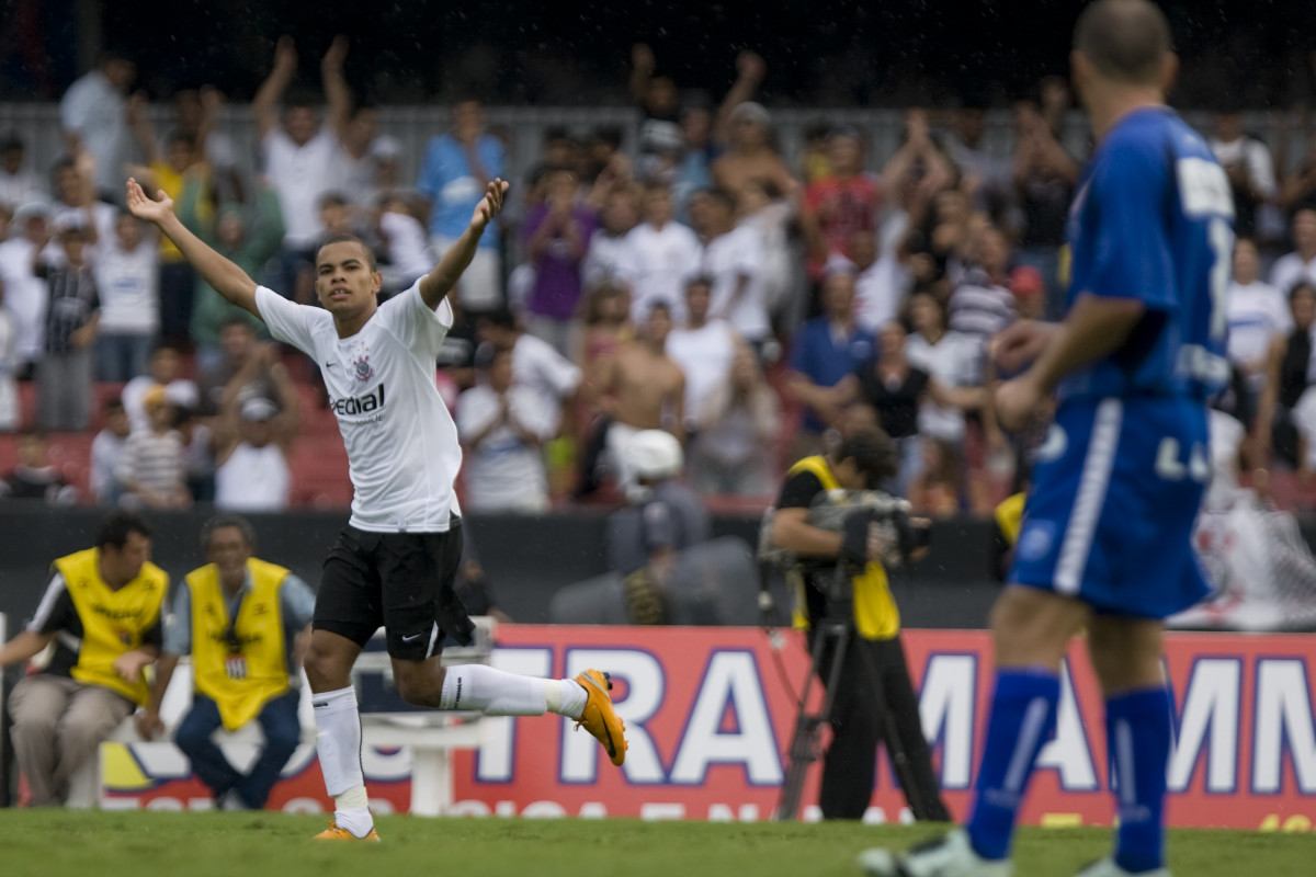 Dentinho comemora o seu gol
, durante partida vlida pelo Campeonato Paulista 2008, primeiro turno, realizada no estdio do Morumbi, zona sul de So Paulo, neste domingo a tarde
