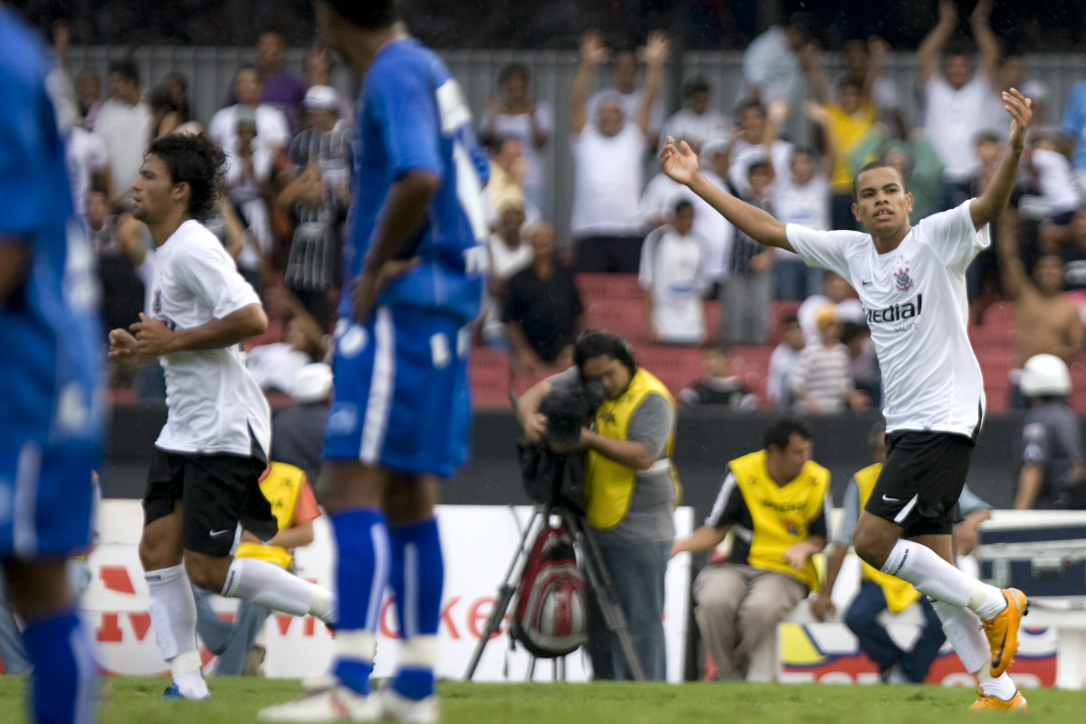 Dentinho comemora seu gol 
, durante partida vlida pelo Campeonato Paulista 2008, primeiro turno, realizada no estdio do Morumbi, zona sul de So Paulo, neste domingo a tarde