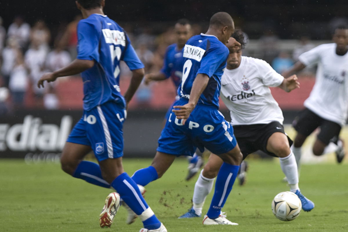 Luciano(9) e Heverton
, durante partida vlida pelo Campeonato Paulista 2008, primeiro turno, realizada no estdio do Morumbi, zona sul de So Paulo, neste domingo a tarde