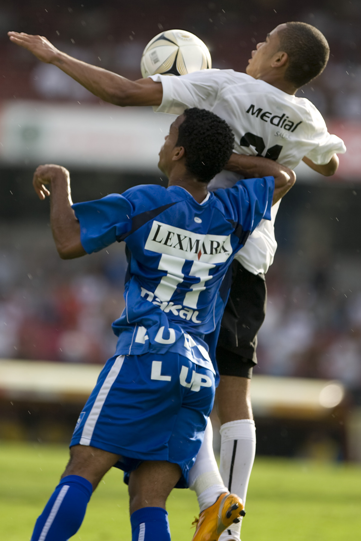 PC (11) e Dentinho
, durante partida vlida pelo Campeonato Paulista 2008, primeiro turno, realizada no estdio do Morumbi, zona sul de So Paulo, neste domingo a tarde
