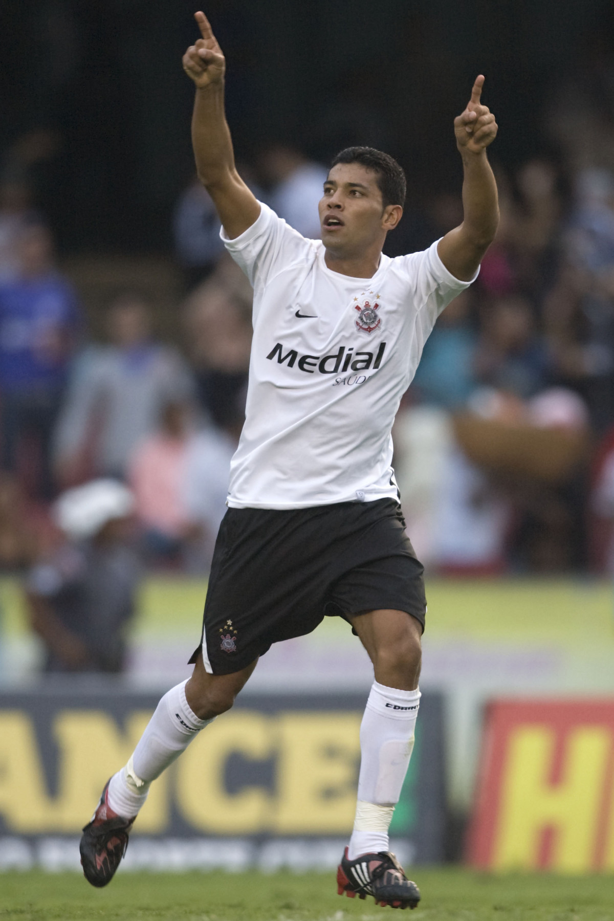 Andr Santos comemora seu primeiro gol , disputam um lance durante partida vlida pelo Campeonato Paulista 2008, primeiro turno, realizada no Morumbi, zona sul de So Paulo, neste domingo a tarde