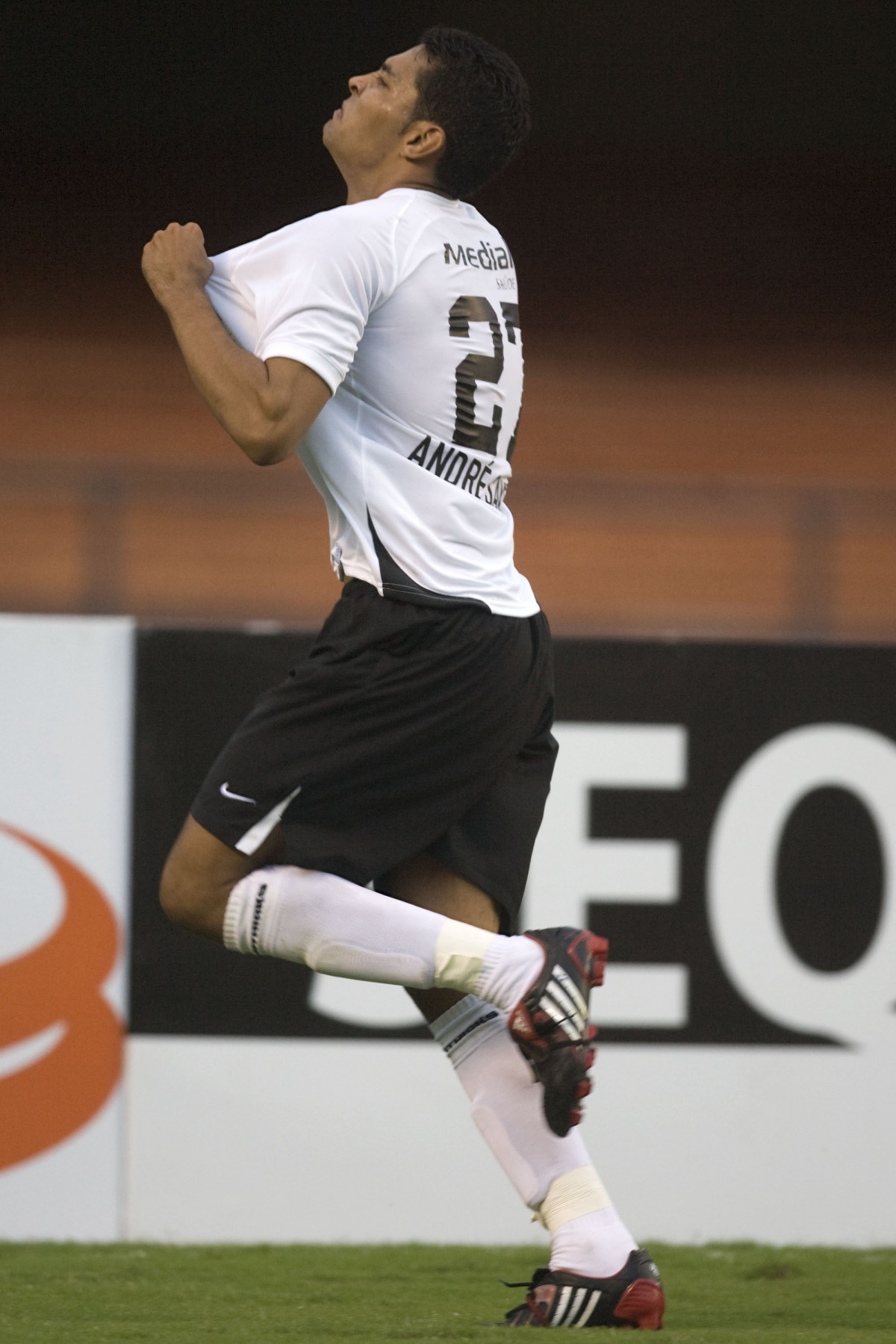 Andr Santos comemora seu segundogol , disputam um lance durante partida vlida pelo Campeonato Paulista 2008, primeiro turno, realizada no Morumbi, zona sul de So Paulo, neste domingo a tarde