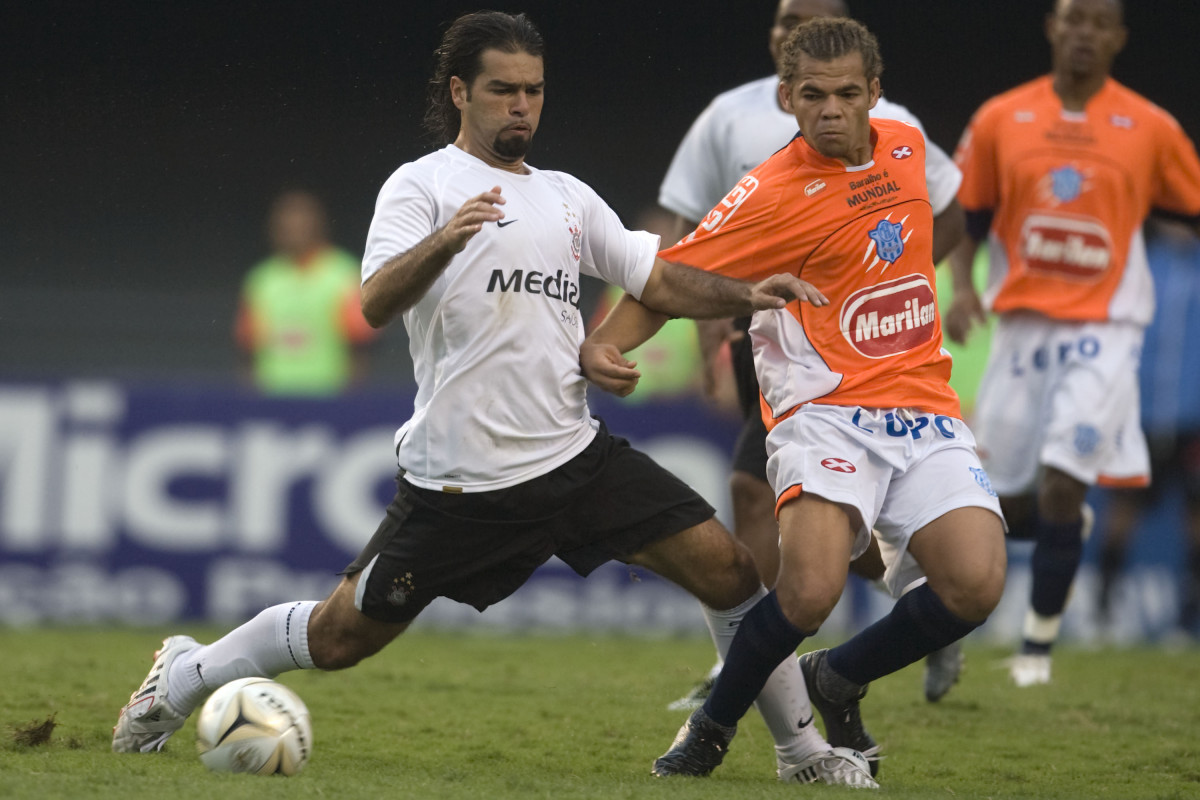 Bovio e Camilo(d) , disputam um lance durante partida vlida pelo Campeonato Paulista 2008, primeiro turno, realizada no Morumbi, zona sul de So Paulo, neste domingo a tarde