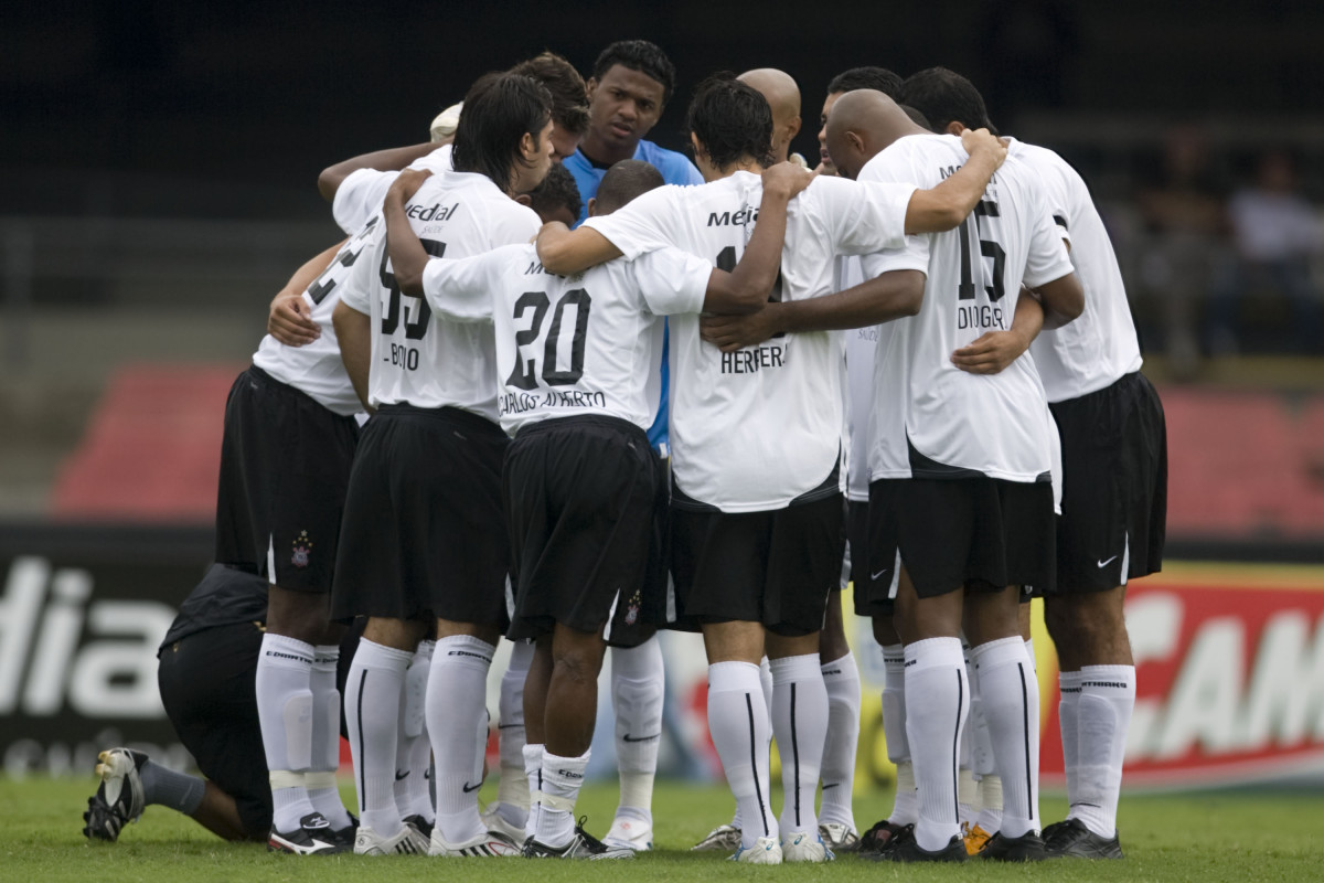 Concentram-se antes da partida vlida pelo Campeonato Paulista 2008, primeiro turno, realizada no Morumbi, zona sul de So Paulo, neste domingo a tarde