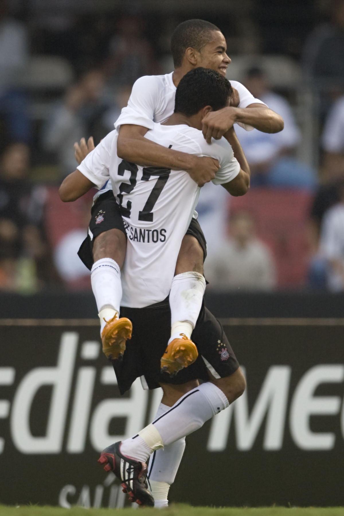 Dentinho e Andr Santos comemoram o primeiro do gol do Corinthians na partida vlida pelo Campeonato Paulista 2008, primeiro turno, realizada no Morumbi, zona sul de So Paulo, neste domingo a tarde