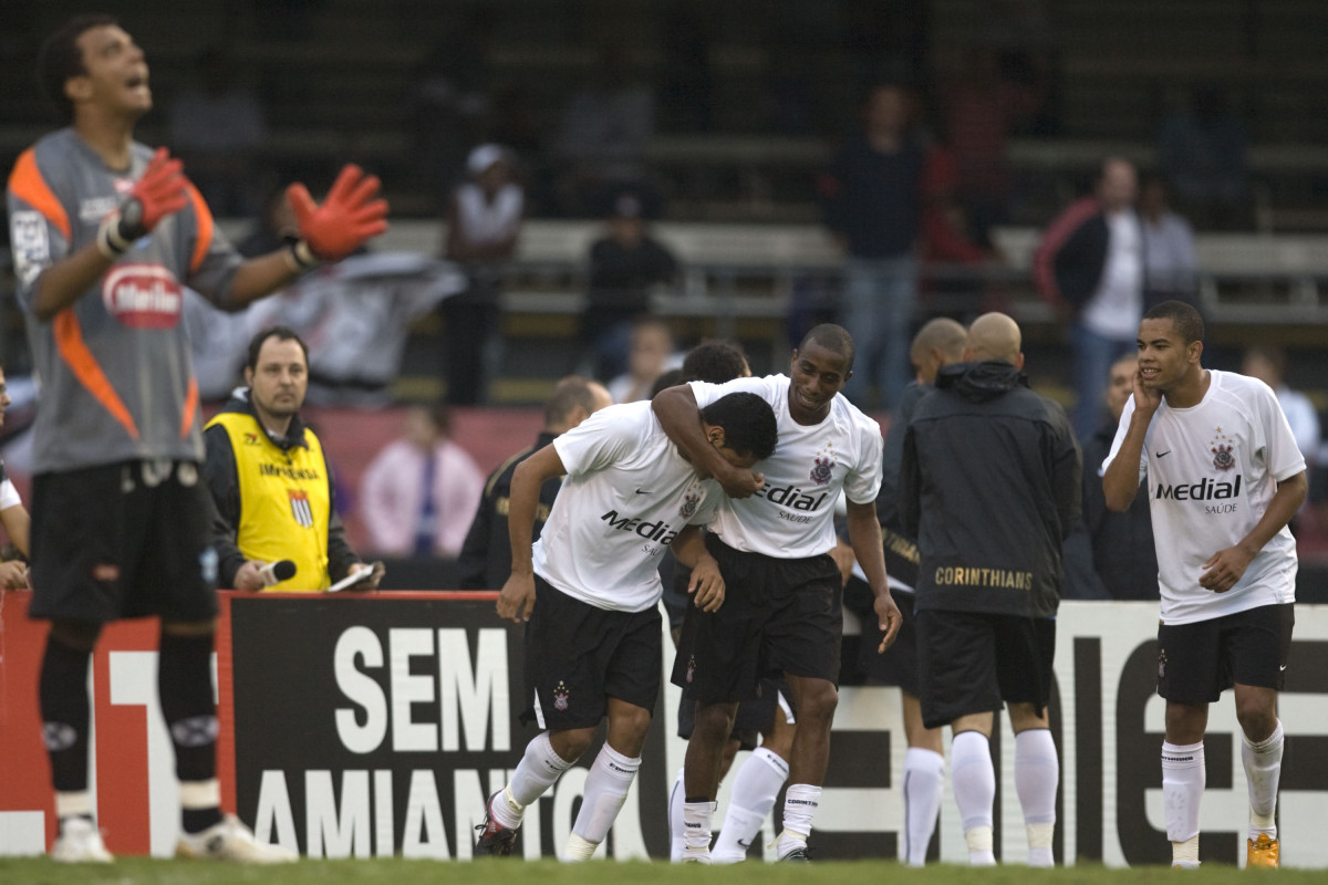 Do Corinthians comemora primeiro gol de Andr Santos, enquanto o goleiro Giovanni fica desesperado durante partida vlida pelo Campeonato Paulista 2008, primeiro turno, realizada no Morumbi, zona sul de So Paulo, neste domingo a tarde