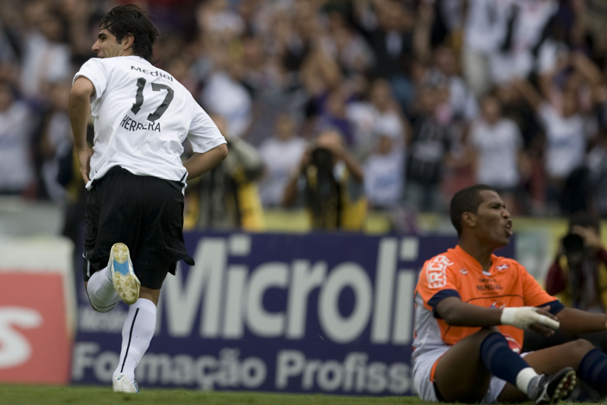 Herrera corre e deixa SErginhono chao, para comemora seu gol, disputam um lance durante partida vlida pelo Campeonato Paulista 2008, primeiro turno, realizada no Morumbi, zona sul de So Paulo, neste domingo a tarde