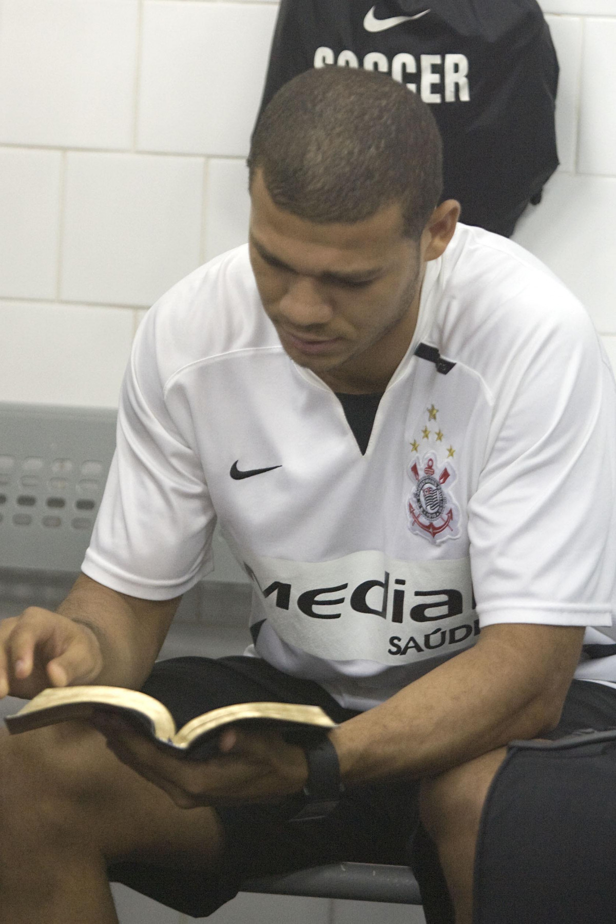Nilton le a Biblia nos vestirios antes da partida vlida pela Copa do Brasil 2008, jogo da volta, realizada no Morumbi, zona sul de So Paulo, nesta quarta-feira a noite