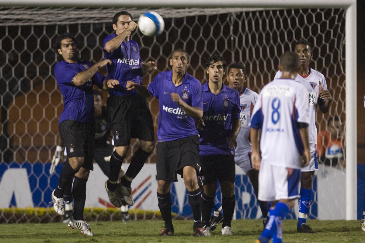 Do Corinthians na barreira , durante partida vlida pela Copa do Brasil 2008, jogo da volta, realizada no Morumbi, zona sul de So Paulo, nesta quarta-feira a noite
