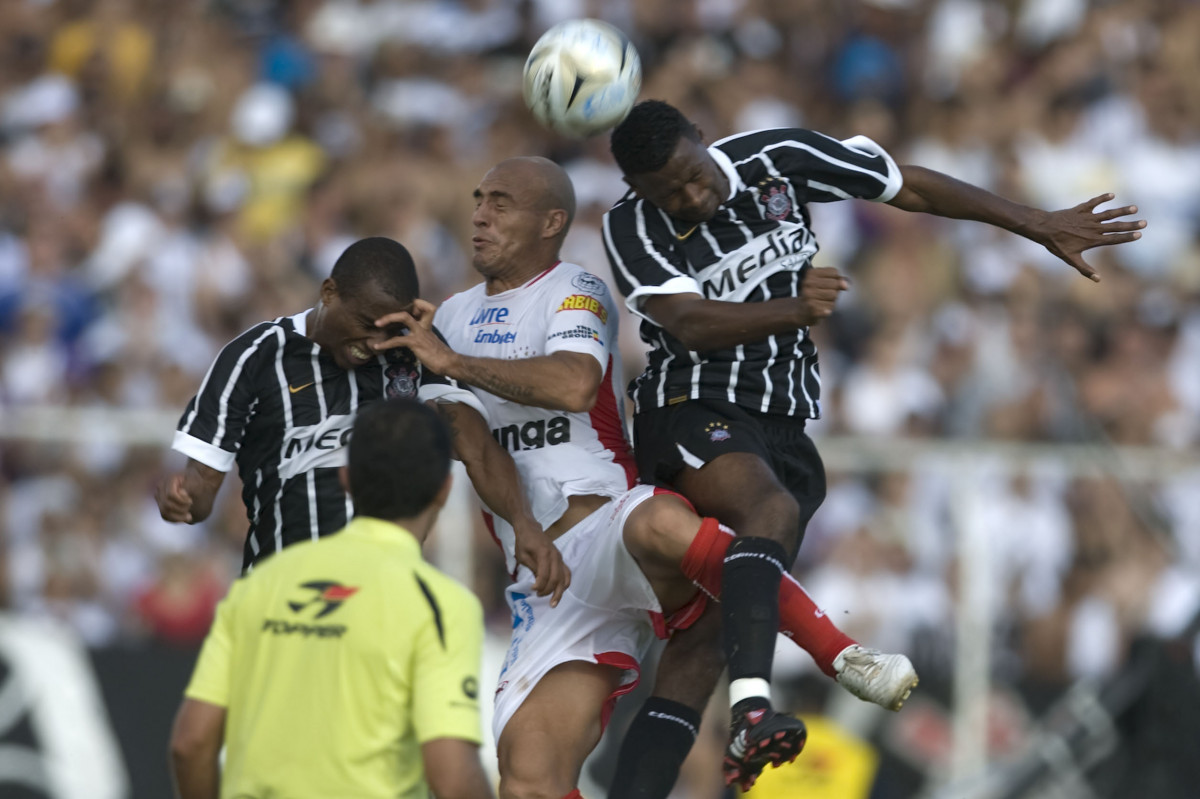 Edno e Fabinho, durante partida vlida pelo Campeonato Paulista 2008, primeiro turno, realizada no estdio Alfredo de Castilho, em Bauru, interior de So Paulo, neste domingo a tarde