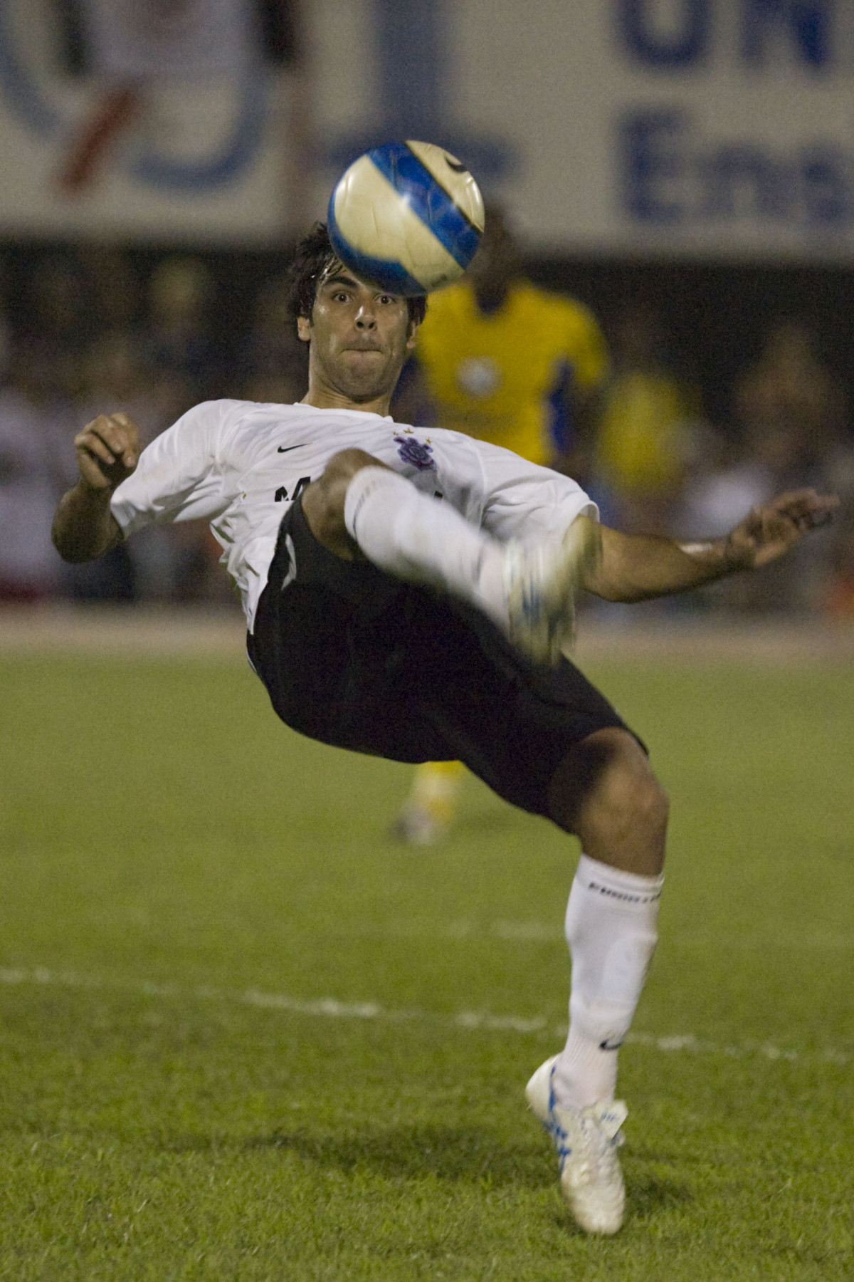 Herrera faz de bicicleta o segundo gol do Corinthians, durante partida amistosa, realizada no estdio Moreno, em Campo Grande, Mato Grosso do Sul, neste sbado a tarde
