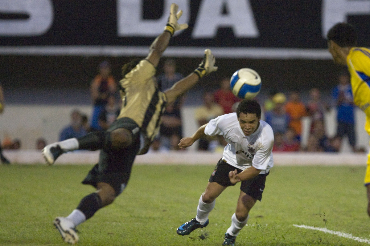 Lulinha faz o primeiro gol do Corinthians em cima do goleiro Samir(e), durante partida amistosa, realizada no estdio Moreno, em Campo Grande, Mato Grosso do Sul, neste sbado a tarde
