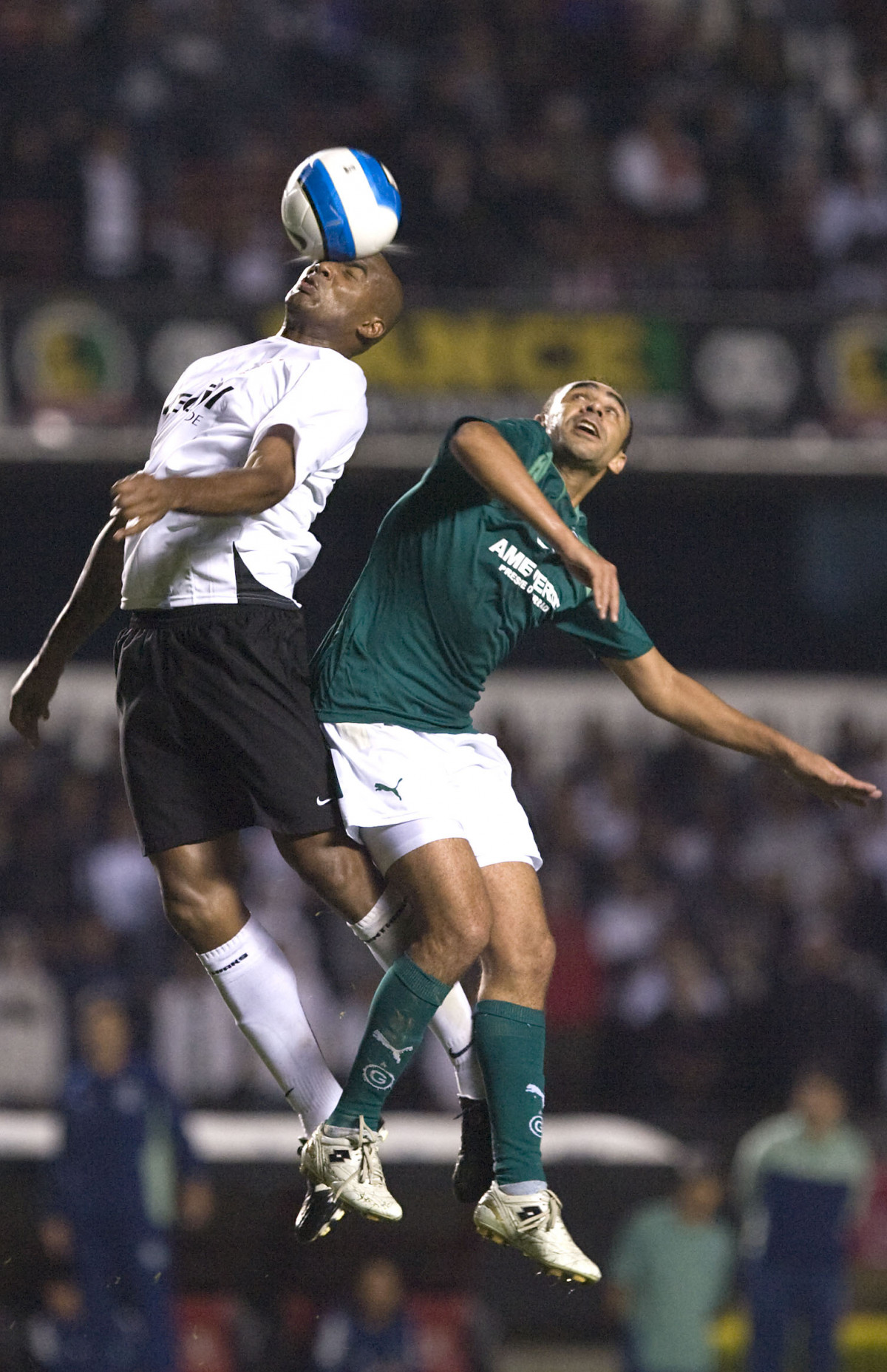 Diogo Rincon e Ramalho(d), durante partida vlida pela Copa do Brasil, jogo de volta, realizada no estdio do Morumbi, zona Sul de So Paulo, nesta quarta-feira a noite