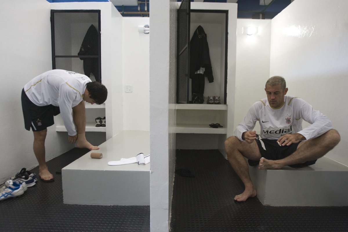 Herrera(e) e Finazzi nos vestirios antes da partida de estreia do Corinthians na segunda diviso do Campeonato Brasileiro de 2008, realizada no estdio do Pacaembu, zona oeste de So Paulo, neste sbado a tarde