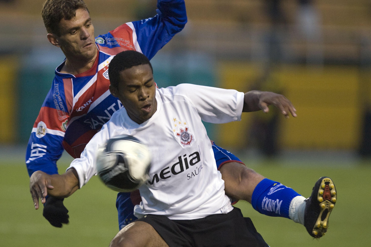 SP - CORINTHIANS/SP X FORTALEZA/CE- ESPORTES - Junior Cearense e Elias(d) na partida válida pelo Campeonato Brasileiro da Segunda Divisao 2008, realizada no estádio do Pacaembu, neste sábado a tarde