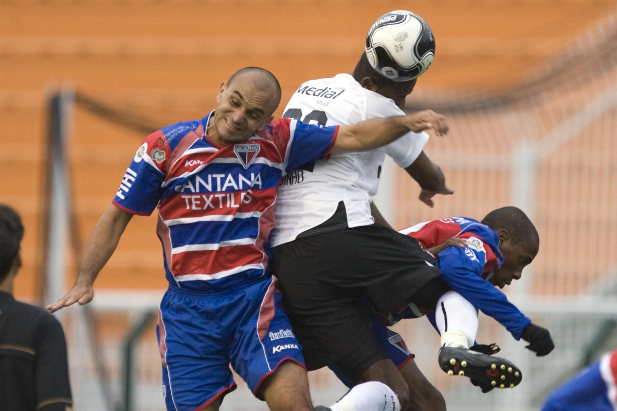 SP - CORINTHIANS/SP X FORTALEZA/CE- ESPORTES - Romulo(e) Fabinho e Paulo Isidoro(d) na partida vlida pelo Campeonato Brasileiro da Segunda Divisao 2008, realizada no estdio do Pacaembu, neste sbado a tarde