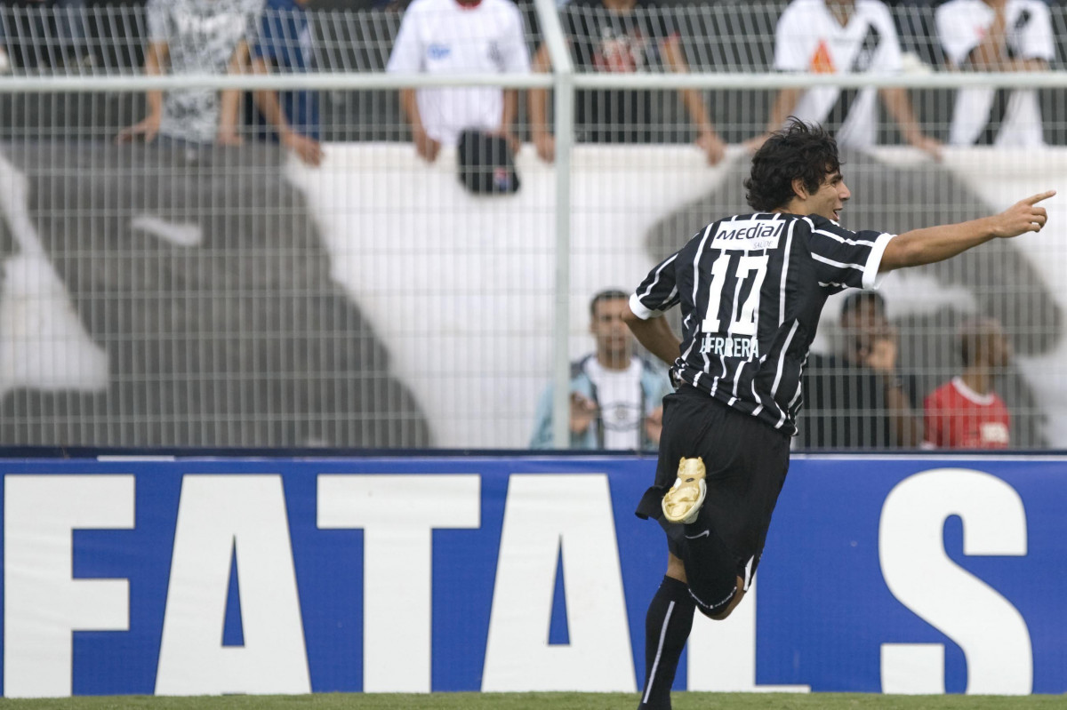 SP - PONTE PRETA/CAMPINAS X CORINTHIANS/SP - ESPORTES - Herrera comemora seu gol durante partida vlida pelo Campeonato Brasileiro da segunda diviso 2008, primeiro turno, realizada no estdio Moiss Lucarelli, em Campinas, interior de So Paulo, neste sbado a tarde