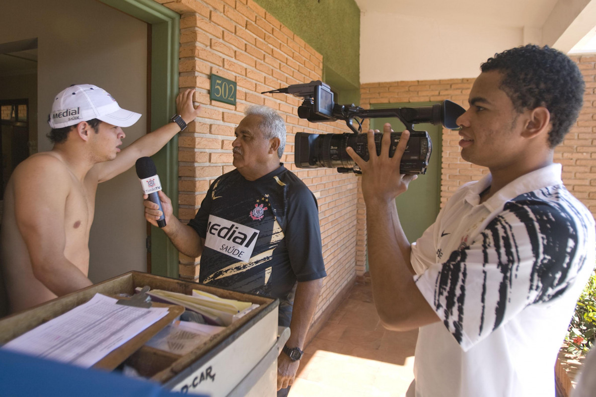 SP - BRAGANTINO/BRAGANCA PAULISTA X CORINTHIANS/SP - ESPORTES - O massagista Cear entrevista Lulinha enquanto Dentinho faz a gracao do video no hotel aonde o time esta concentrado, antes da partida vlida pelo Campeonato Brasileiro da segunda diviso 2008, primeiro turno, realizada no estdio Santa Cruz, em Ribeiro Preto, interior de So Paulo, nesta quarta-feira a noite