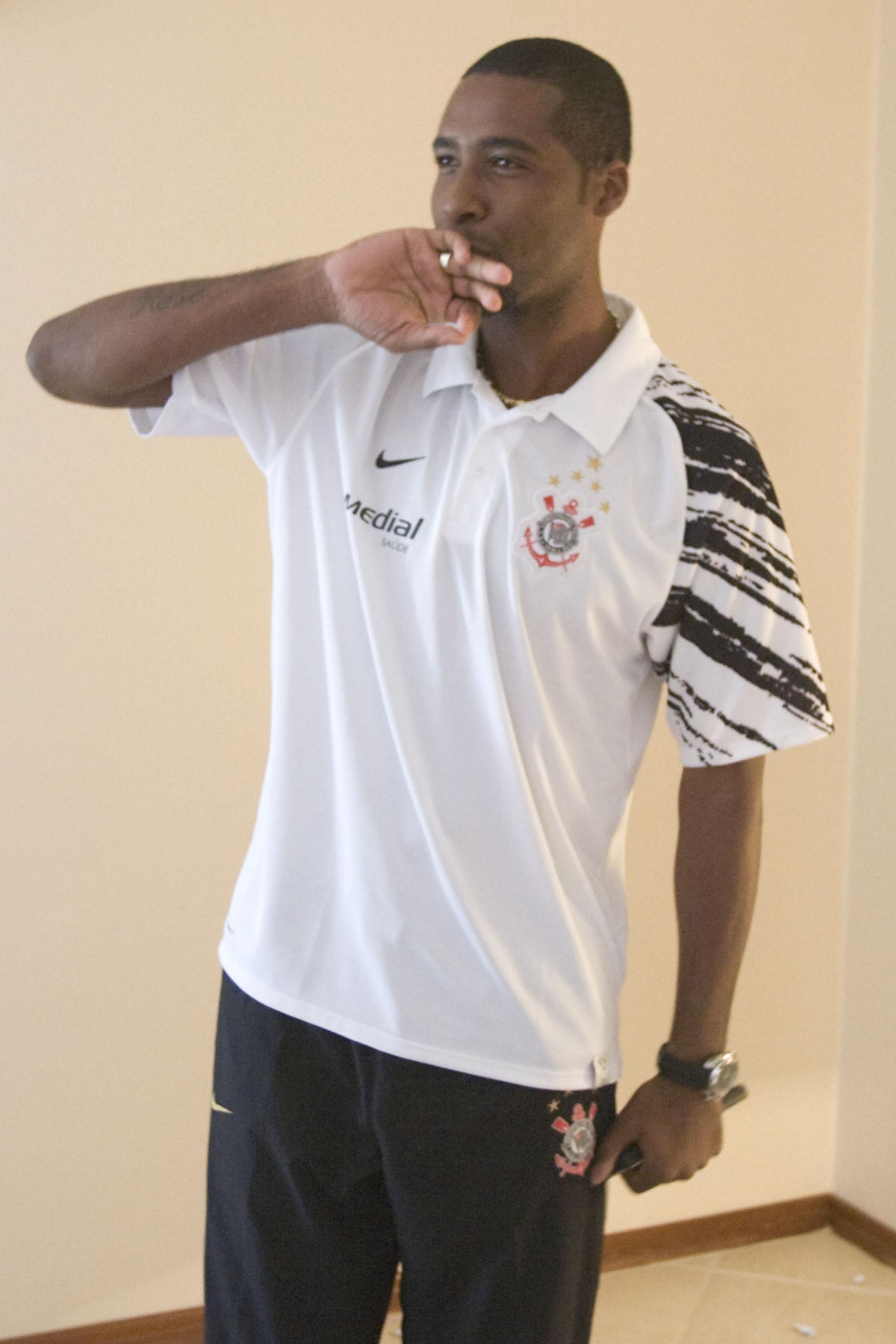 SP - BRAGANTINO/BRAGANCA PAULISTA X CORINTHIANS/SP - ESPORTES - Lima ensaia coreografia se fizer algum gol hoje a noite no hotel aonde o time esta concentrado, antes da partida válida pelo Campeonato Brasileiro da segunda divisão 2008, primeiro turno, realizada no estádio Santa Cruz, em Ribeirão Preto, interior de São Paulo, nesta quarta-feira a noite