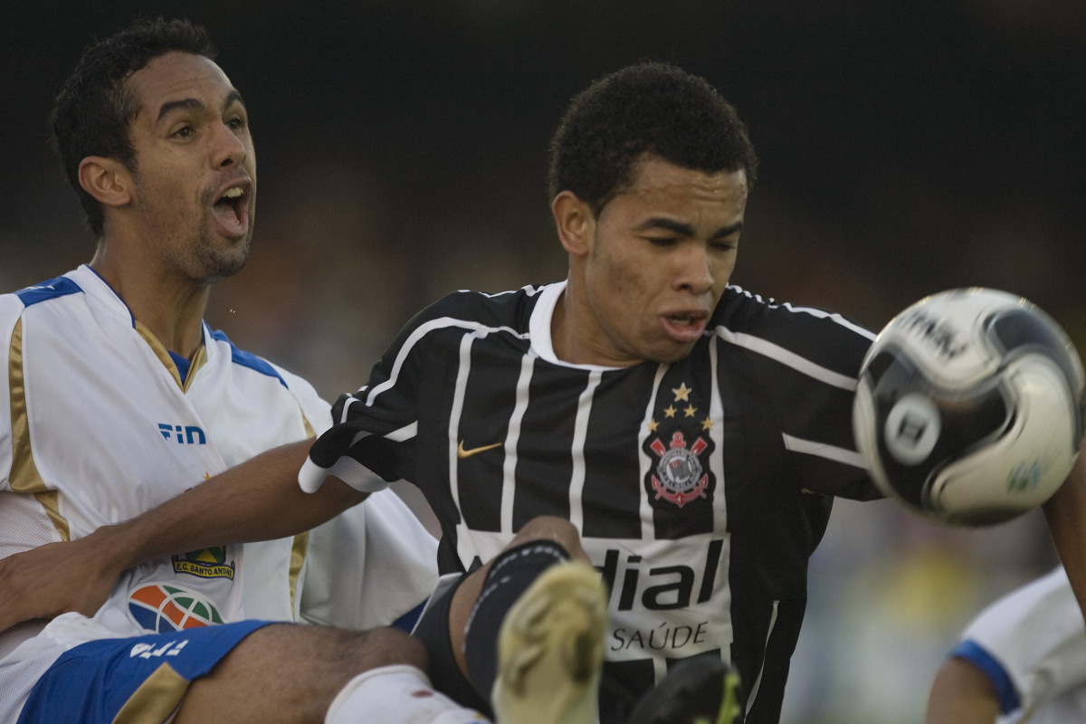 SP - SANTO ANDRE X CORINTHIANS - ESPORTES - durante partida válida pelo Campeonato Brasileiro da segunda divisão 2008, primeiro turno, realizada no estádio Bruno José Daniel, em Santo André, municipio de São Paulo, neste sábado a tarde