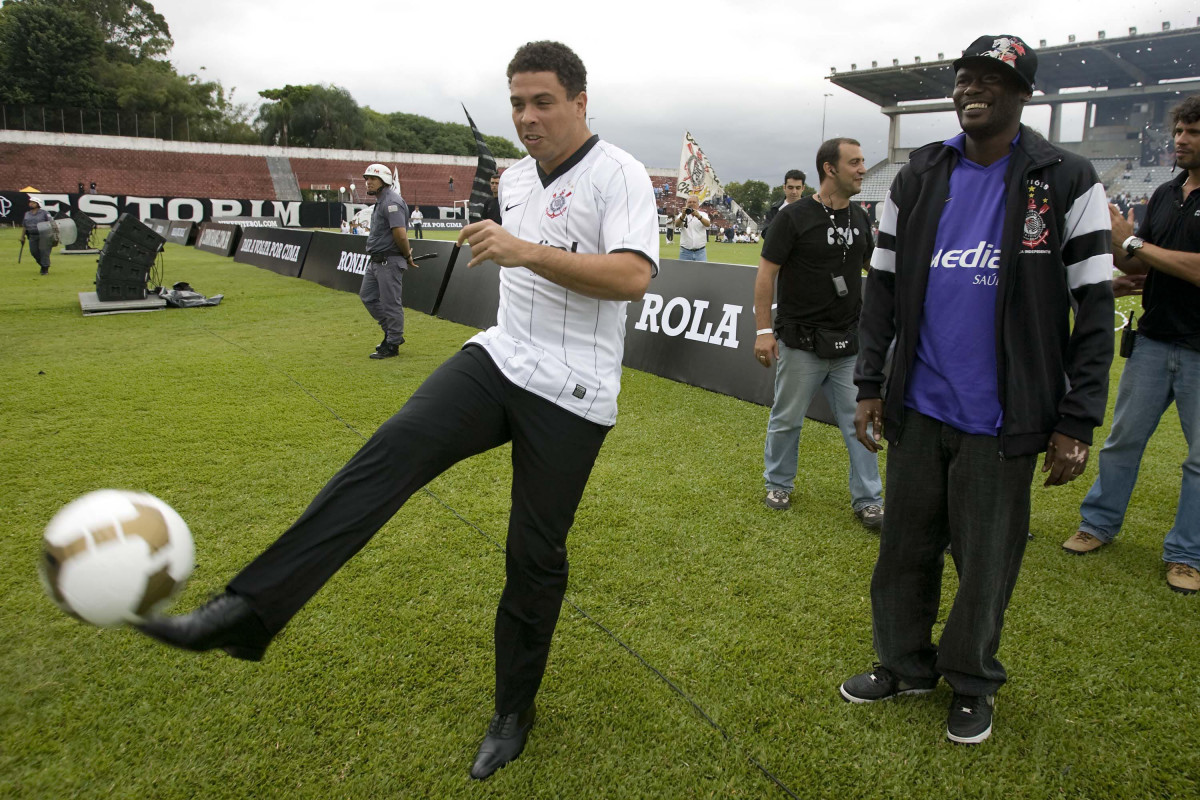 SP - ESPORTES - O jogador Ronaldo foi apresentado hoje como novo jogador do Corinthians, no Parque So Jorge, zona leste da cidade;
