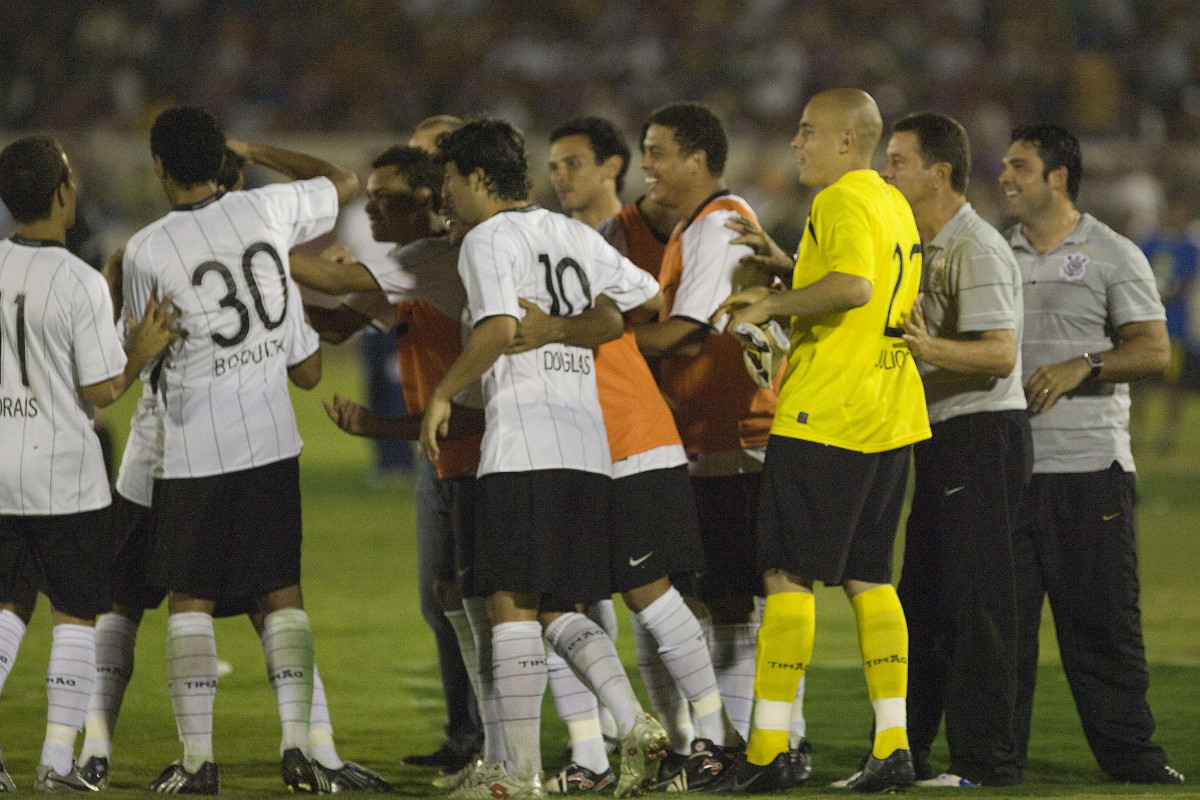 ITUMBIARA/GO X CORINTHIANS/SP - em um lance durante o jogo realizado esta noite no estdio JK, em Itumbiara, interior de Goias, vlido pela Copa do Brasil de 2009, jogo de ida