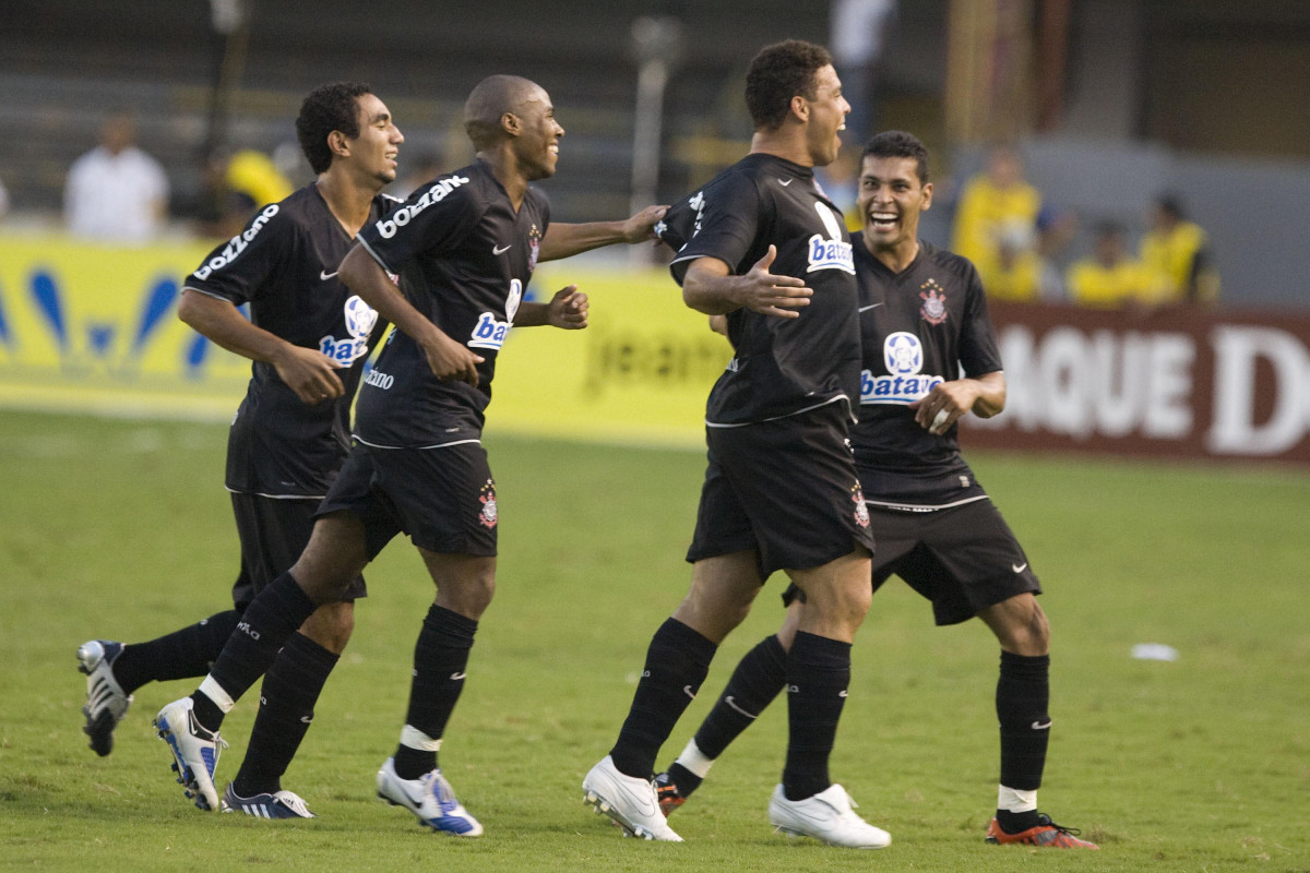 SANTOS/SANTOS X CORINTHIANS/SP - em um lance da partida realizada esta tarde no estdio da Vila Belmiro, em Santos, no primeiro jogo das finais do Campeonato Paulista de 2009
