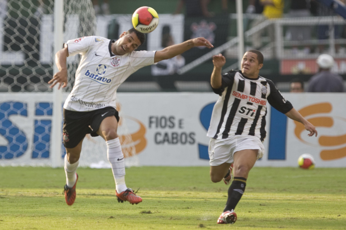 CORINTHIANS/SP X SANTOS/SANTOS - em um lance da partida realizada esta tarde no estdio do Pacaembu, zona oeste da cidade, na deciso do Campeonato Paulista de 2009