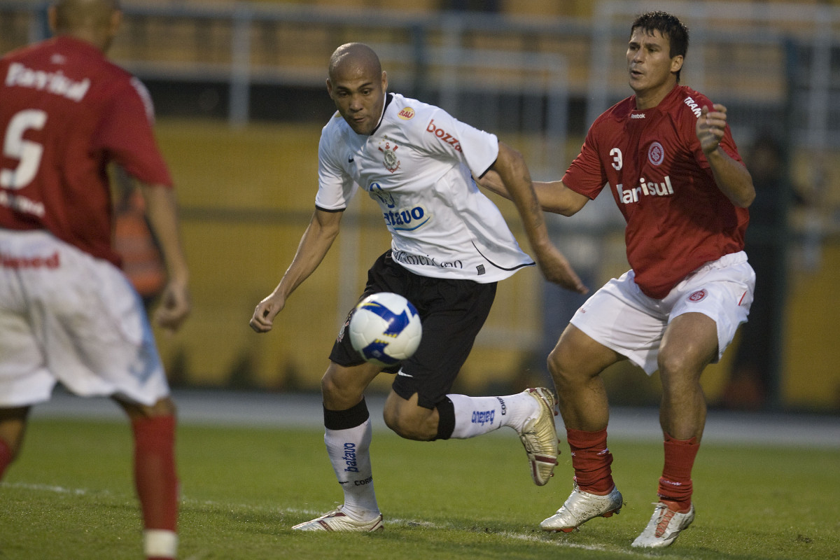 CORINTHIANS/SP X INTERNACIONAL/RS - em um lance da partida realizada esta tarde no estdio do Pacaembu, zona oeste da cidade, na primeira partida pelo Campeonato Brasileiro de 2009