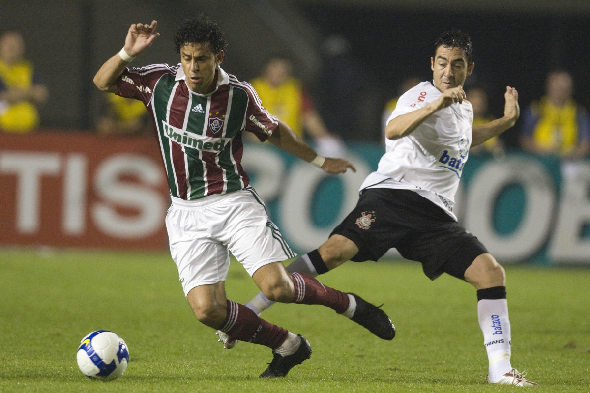 CORINTHIANS/SP X FLUMINENSE/RJ - em um lance da partida realizada esta noite no estdio do Pacaembu, zona oeste da cidade, na primeira partida vlida pelas quartas de final da Copa do Brasil 2009