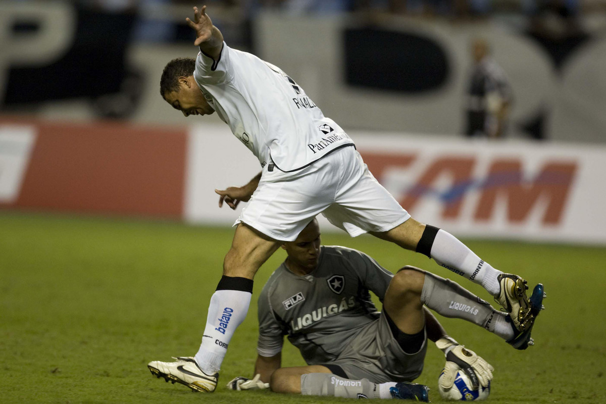 BOTAFOGO/RJ X CORINTHIANS/SP - em um lance da partida realizada esta noite no estdio do Engenho, vlido pelo Campeonato Brasileiro de 2009