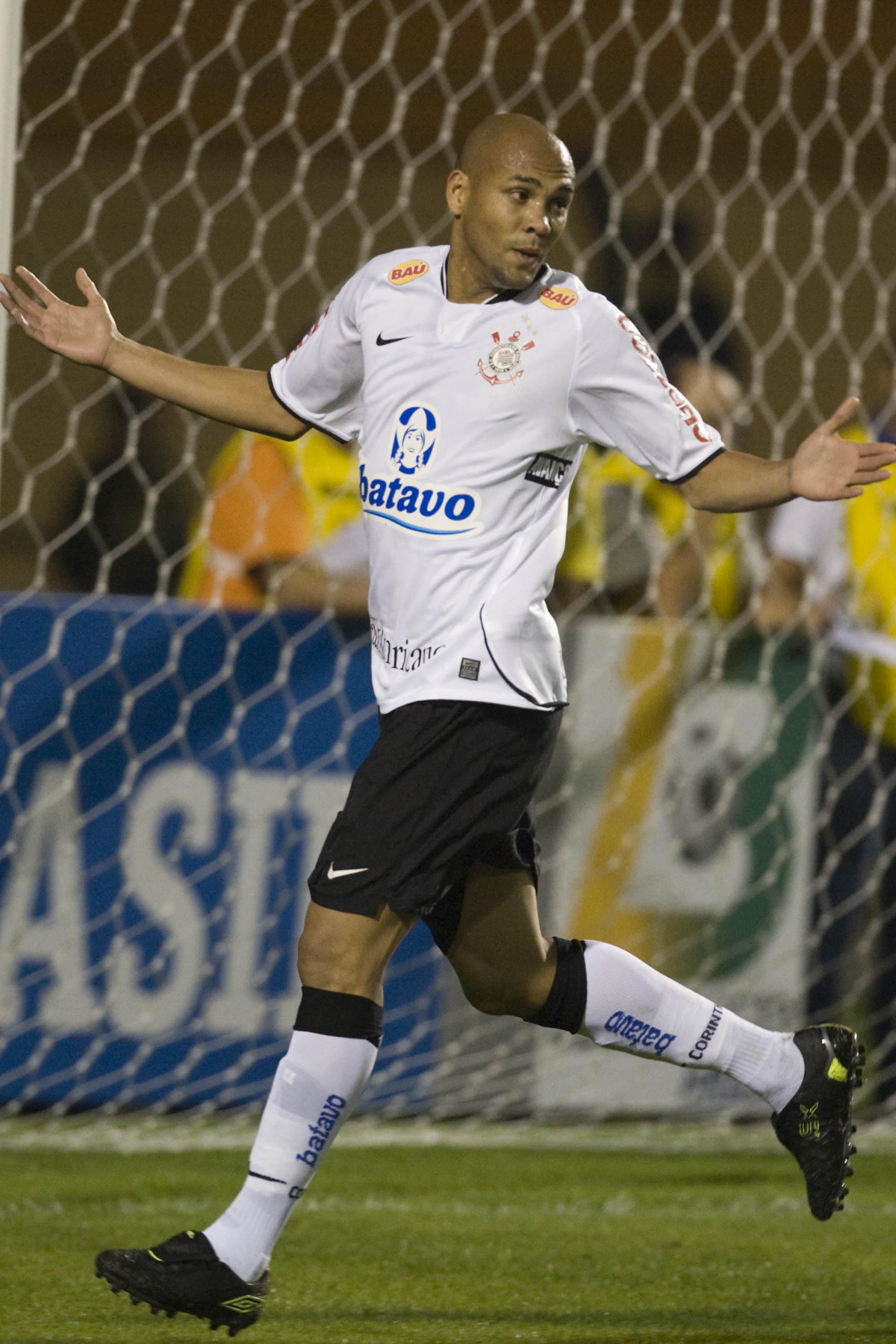 CORINTHIANS/SP X BARUERI/SP - Souza comemora sue gol de penalti em um lance da partida realizada esta noite no estdio do Pacaembu, vlida pelo Campeonato Brasileiro de 2009