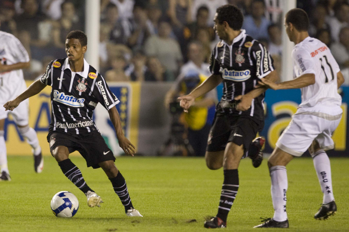 SANTOS/SP X CORINTHIANS/SP - em um lance da partida realizada esta tarde no estdio da Vila Belmiro, vlida pelo Campeonato Brasileiro de 2009