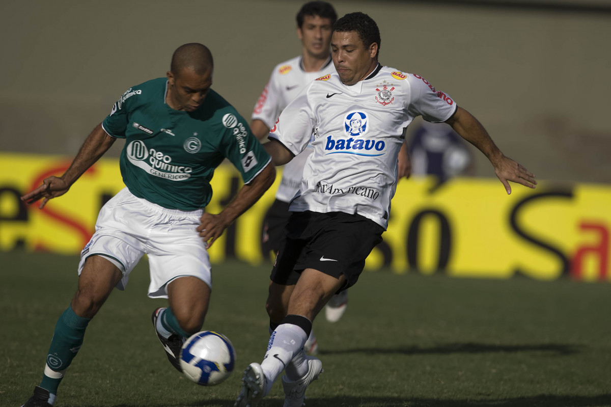 GOIAS/GO X CORINTHIANS/SP - Ernando e Ronaldo em um lance da partida realizada esta tarde no estdio Serra Dourada, em Goiania, vlida pelo Campeonato Brasileiro de 2009