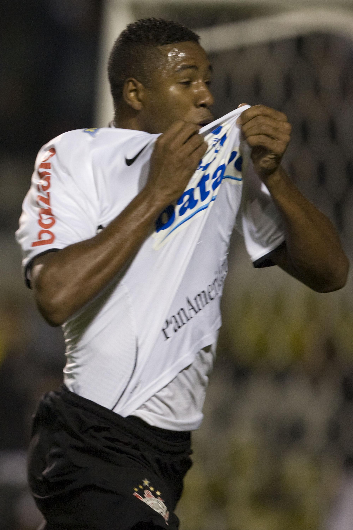 CORINTHIANS/SP X SAO PAULO/SP - Jucilei comemora seu gol o terceiro do Corinthians em um lance da partida realizada esta noite no estdio do Pacaembu, zona oeste da cidade, vlida pelo primeiro turno do Campeonato Brasileiro de 2009