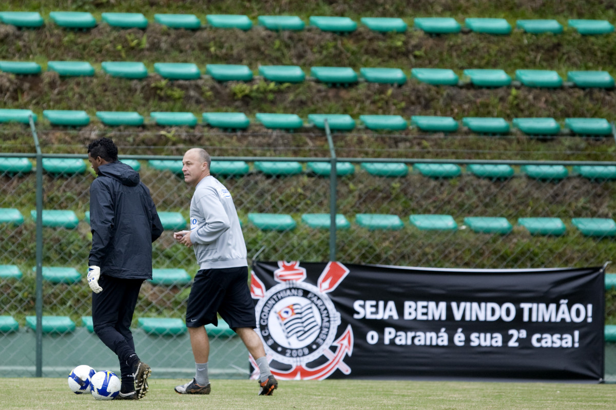 Durante o treino do Corinthians no estdio do J. Malucelli, em Curitiba, apenas com os jogadores que no participarao do jogo de hoje a tarde contra Atltico-PR, na Arena da Baixada, pelo Campeonato Brasileiro de 2009