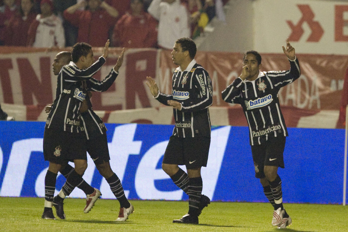 INTERNACIONAL/RS X CORINTHIANS/SP -  Jorge Henrique(e) comemora seu gol em um lance da partida realizada esta noite no estdio Beira-Rio, em Porto Alegre, no jogo de deciso da Copa do Brasil 2009