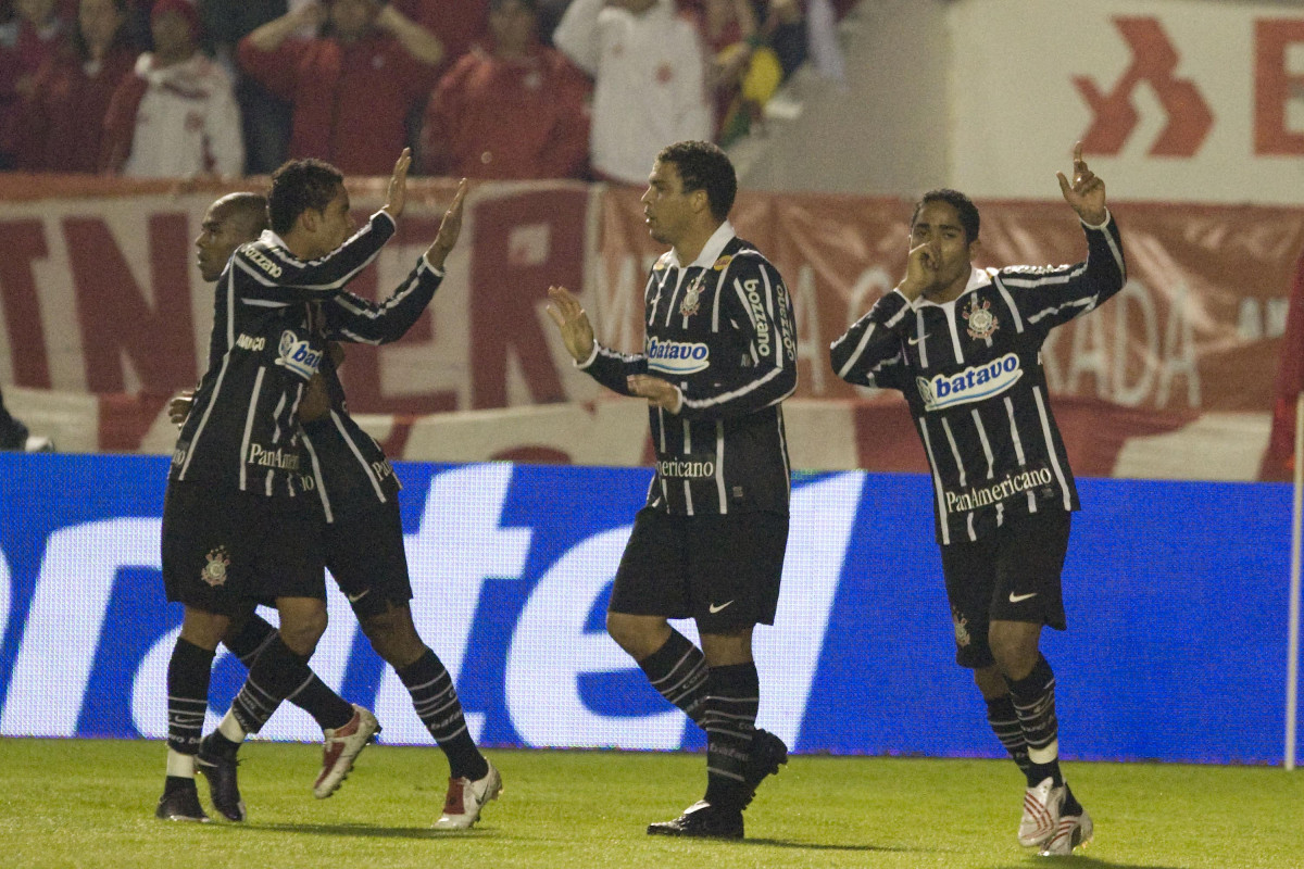 INTERNACIONAL/RS X CORINTHIANS/SP - Jorge Henrique(e) comemora seu gol em um lance da partida realizada esta noite no estádio Beira-Rio, em Porto Alegre, no jogo de decisão da Copa do Brasil 2009