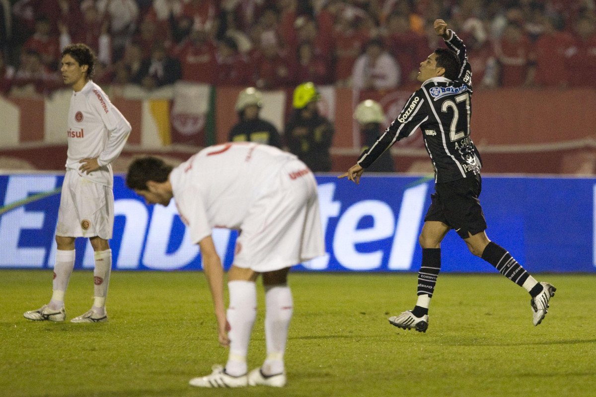 INTERNACIONAL/RS X CORINTHIANS/SP - Andr Santos fez o segundo gol do Corinthians em um lance da partida realizada esta noite no estdio Beira-Rio, em Porto Alegre, no jogo de deciso da Copa do Brasil 2009