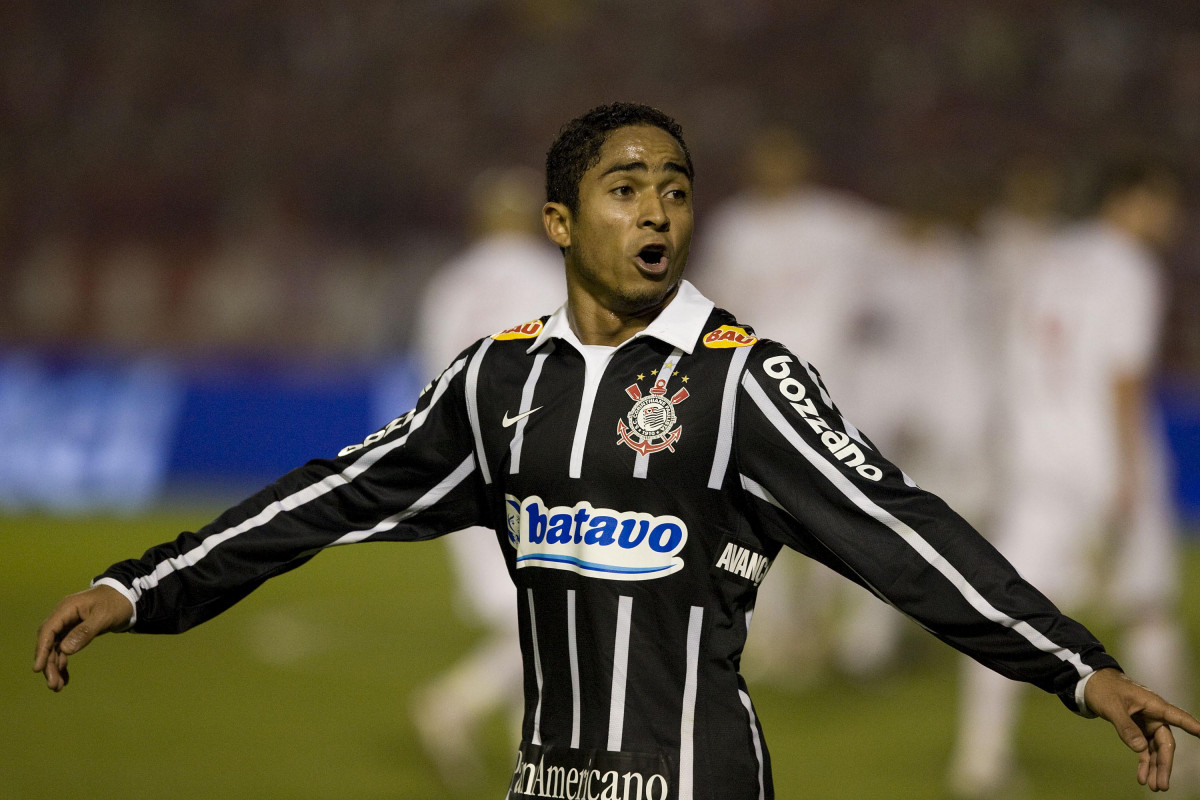 INTERNACIONAL/RS X CORINTHIANS/SP - Jorge Henrique fez o [rimeiro gol do Corinthians em um lance da partida realizada esta noite no estdio Beira-Rio, em Porto Alegre, no jogo de deciso da Copa do Brasil 2009