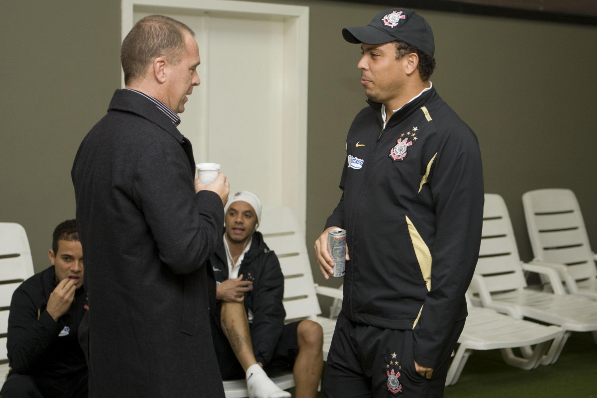 INTERNACIONAL/RS X CORINTHIANS/SP - Mano Menezes e Ronaldo nos vestiários antes da partida realizada esta noite no estádio Beira-Rio, em Porto Alegre, no jogo de decisão da Copa do Brasil 2009