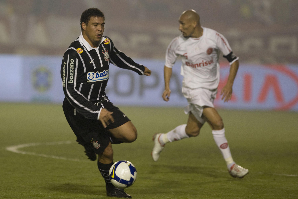 INTERNACIONAL/RS X CORINTHIANS/SP - Ronaldo e Guinazu em um lance da partida realizada esta noite no estádio Beira-Rio, em Porto Alegre, no jogo de decisão da Copa do Brasil 2009