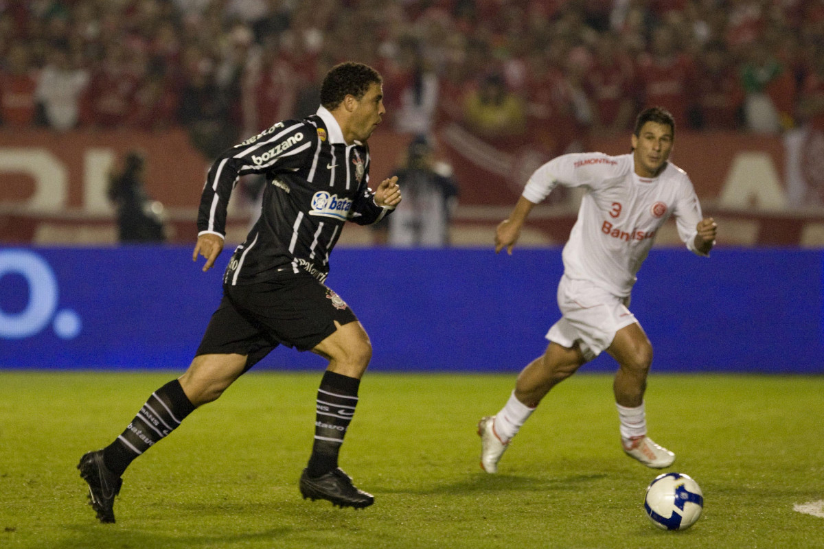 INTERNACIONAL/RS X CORINTHIANS/SP - Ronaldo e Indio em um lance da partida realizada esta noite no estdio Beira-Rio, em Porto Alegre, no jogo de deciso da Copa do Brasil 2009